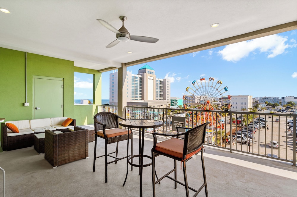 Boardwalk Pent House by Carolina Retreats