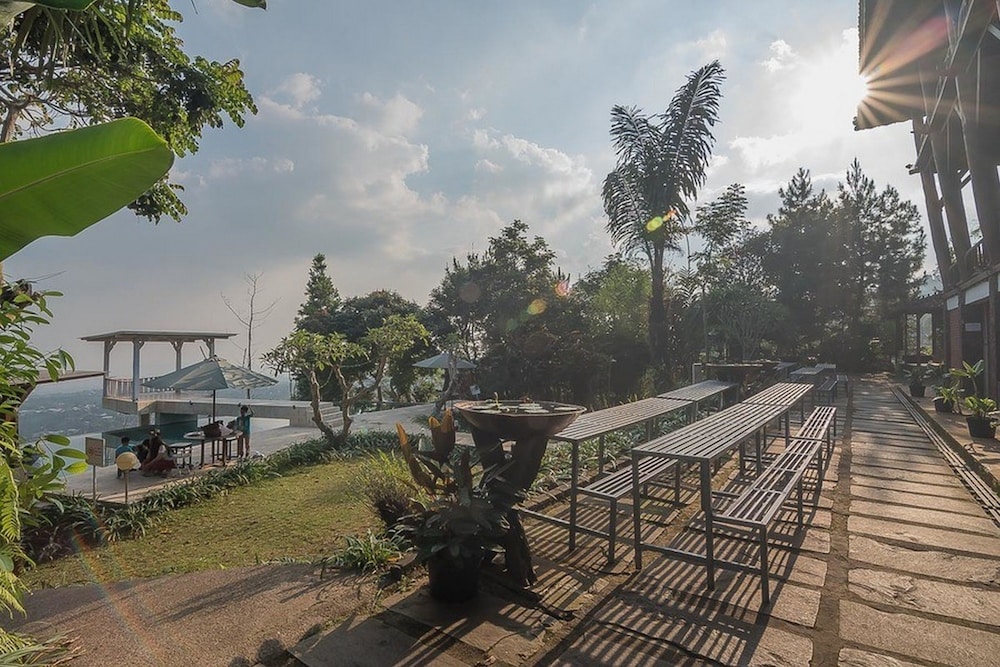 RedDoorz Resort @ Lembang 2 view 5
