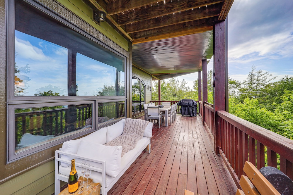 Hot Tub + Stunning Views: Luxury Beech Mtn Escape!