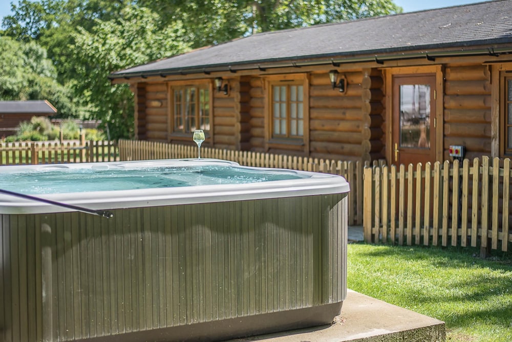 Maple Lodge With Hot Tub Kingfishers view 5