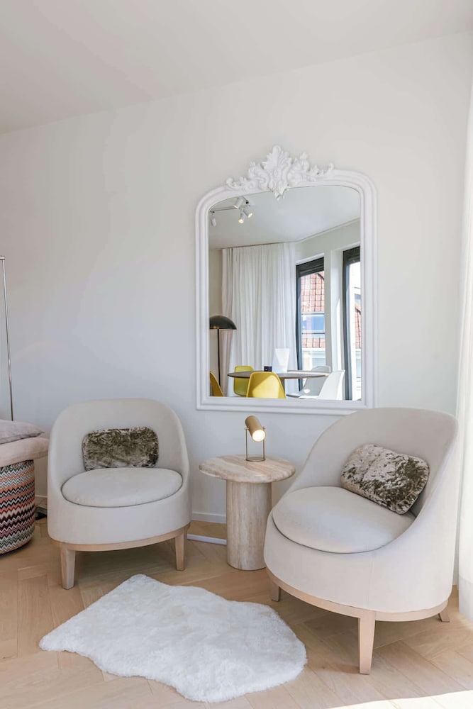 The Sassy Summit - Chic Comfort Views Good Vibe