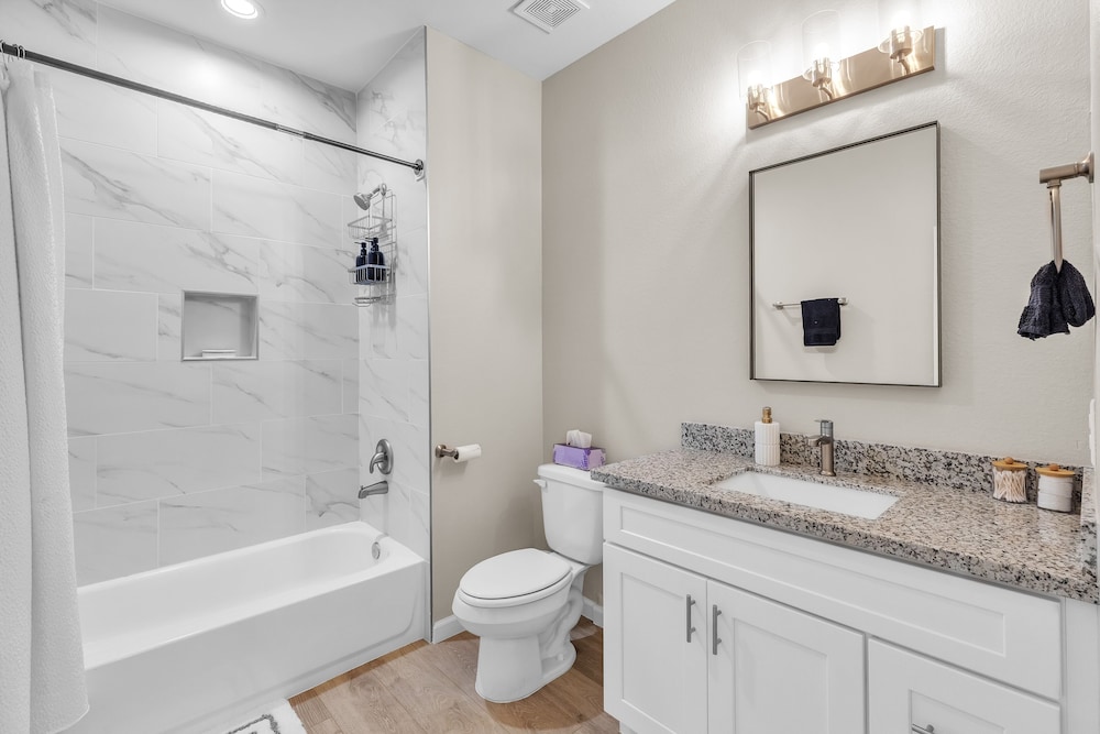 Chic Pet Friendly 3br Duplex In Amazing Location 3 Bedroom Duplex
