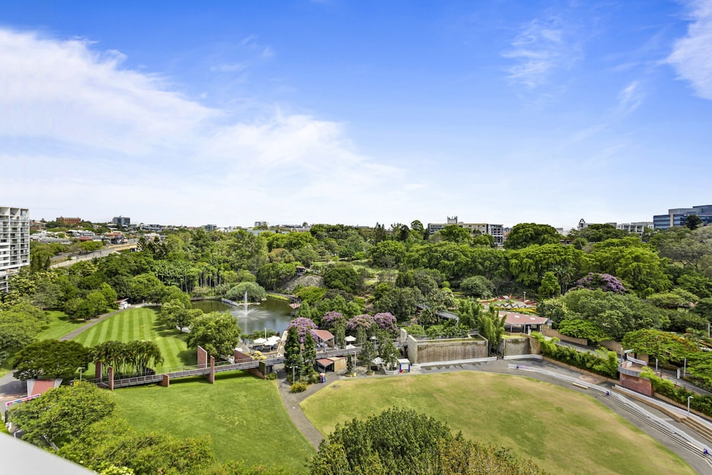 High-floor 2-bed CBD Unit With Views & Amenities