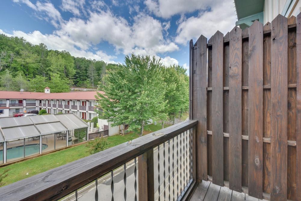 Steps to River + Shops: Downtown Helen Retreat!