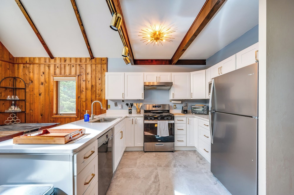 Haverhill Mtn Retreat: Hike, Ski, Relax in Hot Tub