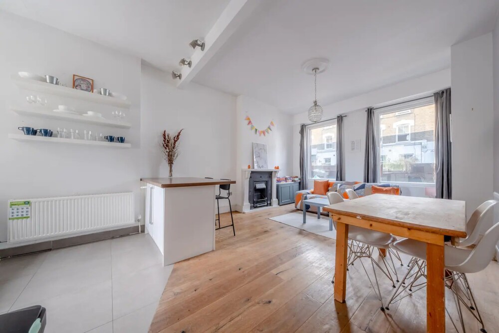 Lovely 3 Bedroom Apartment in Clapton With Garden
