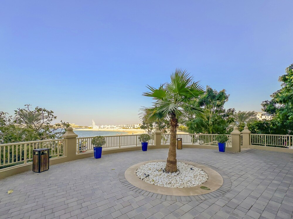 Short-stay at Al Haseer - 4 Beds Palm Holiday Apt