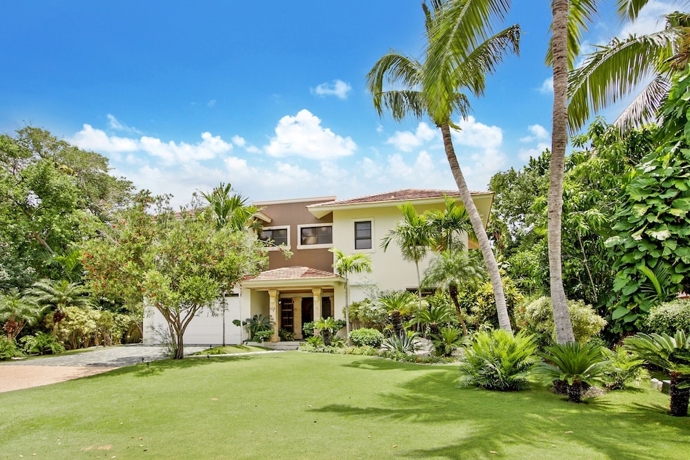 Beautiful Villa Tortuga at Puntacana Resort Club Pool Garden Golf Cart Maid