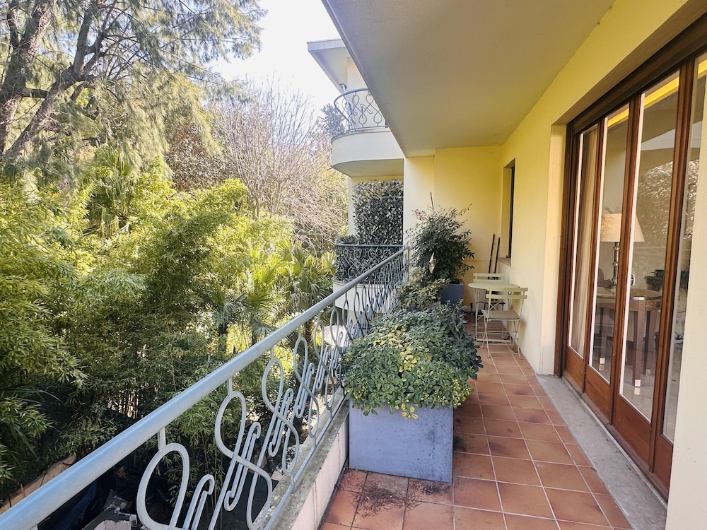 One Bed Apartment Just Minutes Walk From the Croisette and the Palais in a Secure Residence - 1693