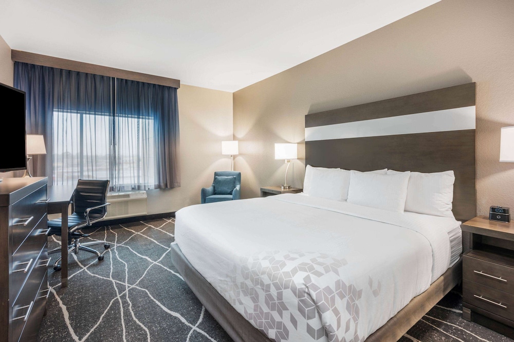Palm Springs Vacations - La Quinta Inn and Suites by Wyndham Houston Spring South - Property Image 1