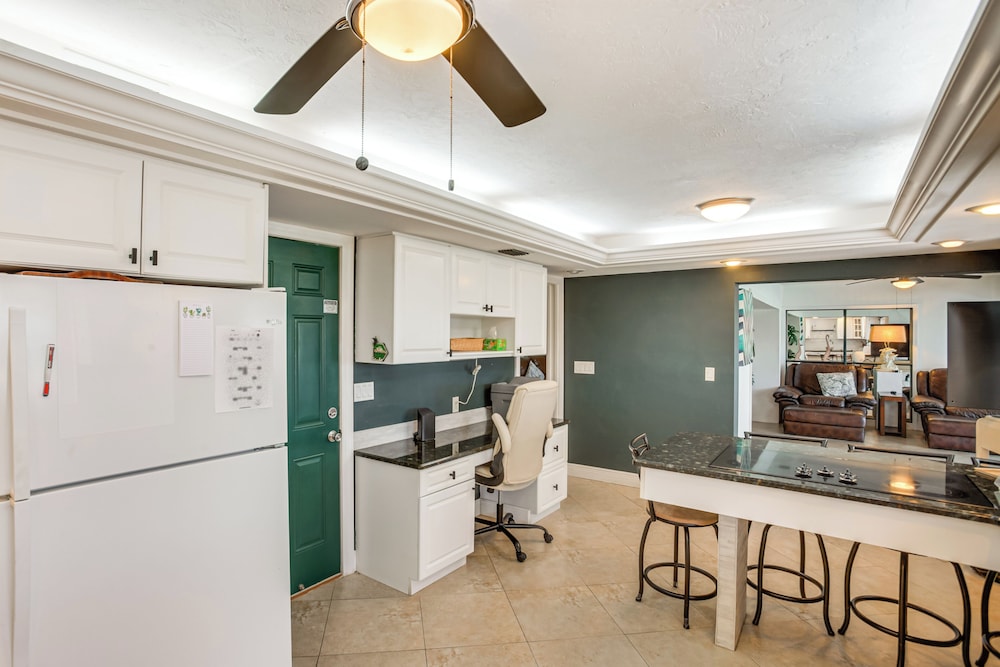 Dock & Outdoor Kitchen: Waterfront Cape Coral Home
