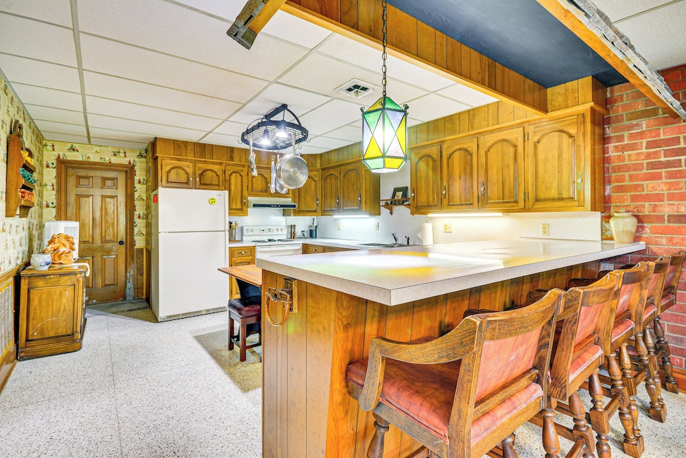 2 Mi to Main St Thomasville: Family Home w/ Games
