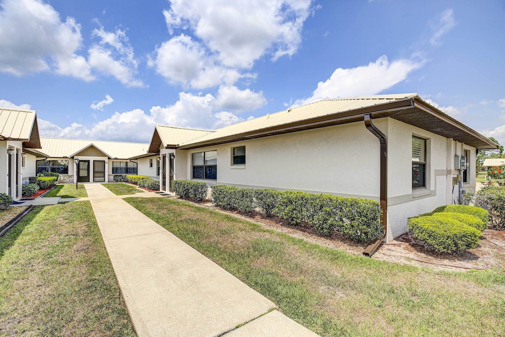Screened Patio & Grill at Sebring Resort Community view 3