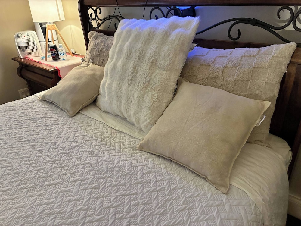 Cozy Tusmore Apartment With Private Garden City View Near Burnside Village Mall