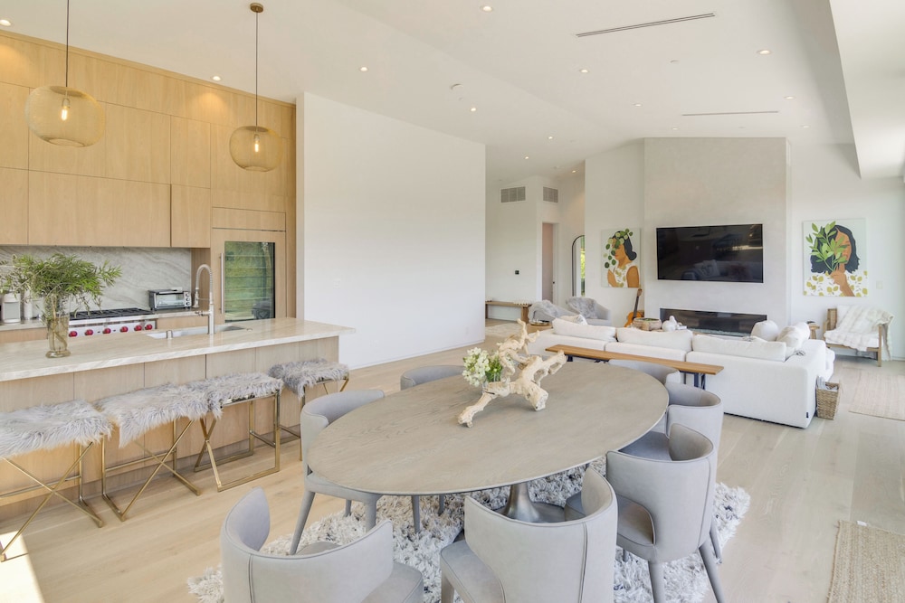 1 Mi to Point Dume: Mtn-view Escape w/ Patio!