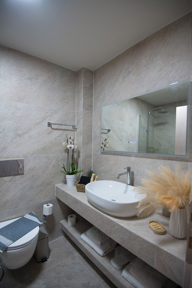 SIDONIA SUITE