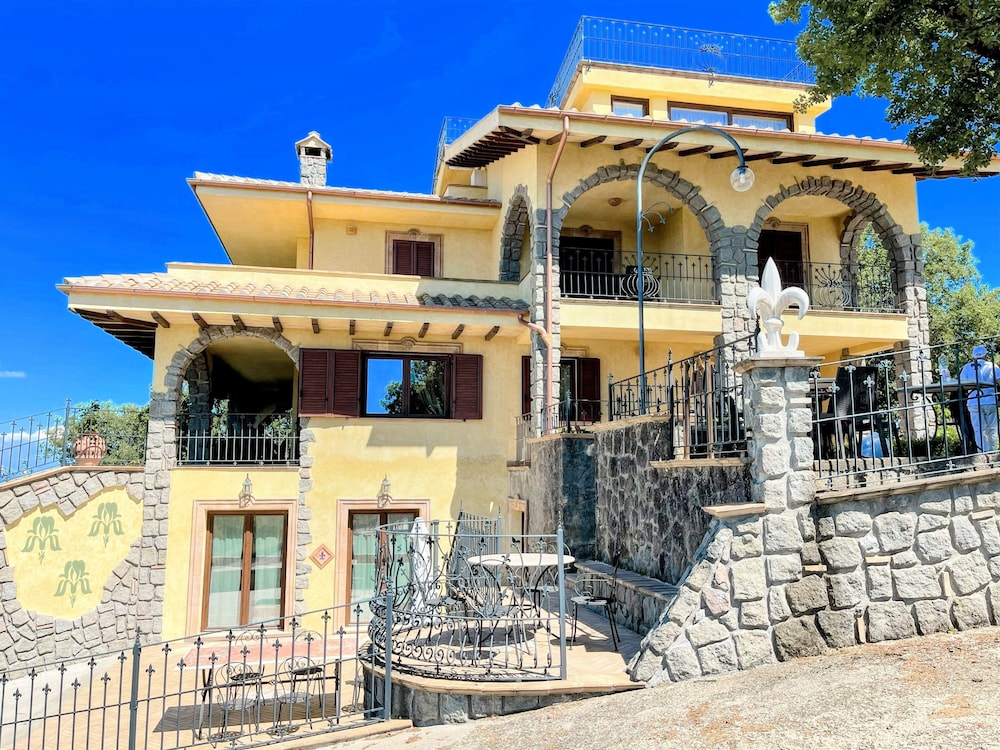 Charming Villa in Umbria - Sleeps 16 - Lake View - Pool, Jacuzzi and Events Room