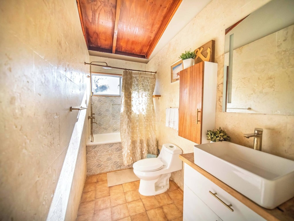 Colonial 2BR Apartment 2mins Walk to Beach!