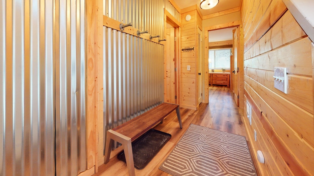 Forest Creek 29 Forest Setting Mountain Townhouse with Private Jacuzzi by RedAwning