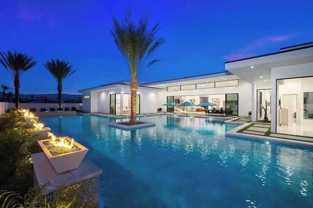 Pool, Hot Tub & Putting Green Minutes From Dining & Golf Bravo Villa #13 by Avantstay