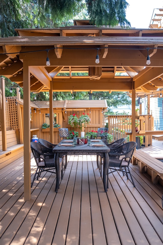 Kelowna Bed & Breakfast (CHATHAM HOUSE)