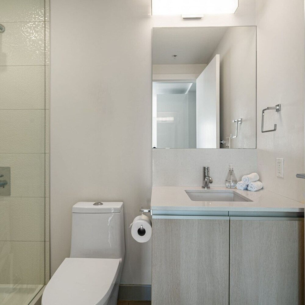 DT Upscale Corner Unit Tower Views Free Parking
