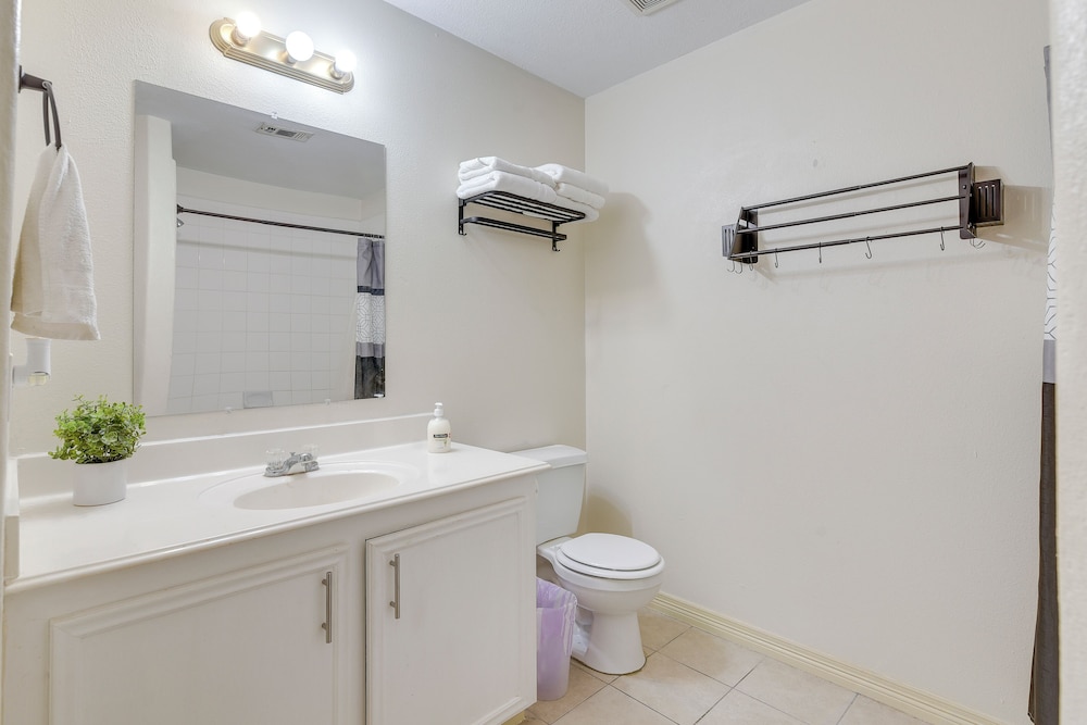 4 Mi to NRG Stadium: Spacious Houston Townhome!
