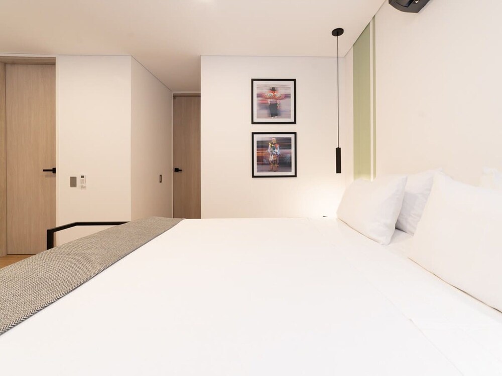 Panoramic 3 BR w Balcony in Laureles Medell n