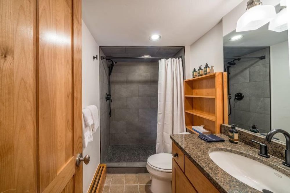 Vail Village 3 Bedroom Condo at the Covered Bridge - Pool, hot tub & More!