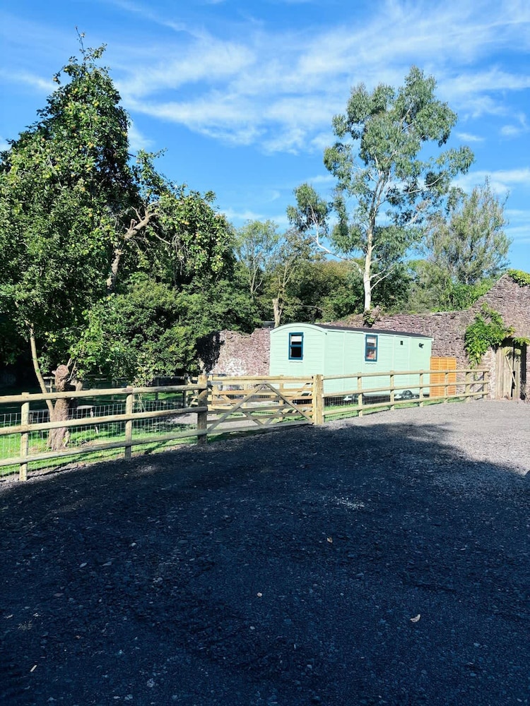 Shepherds Hut With Hot Tub