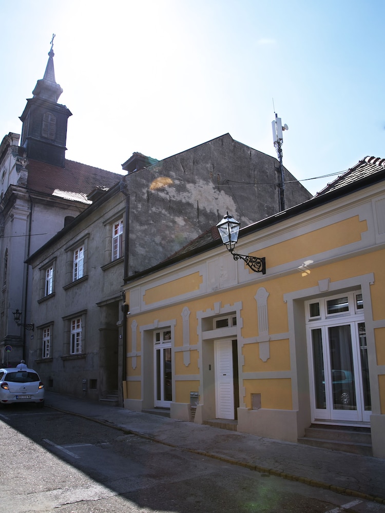 Varad Inn Hostel and Cafe
