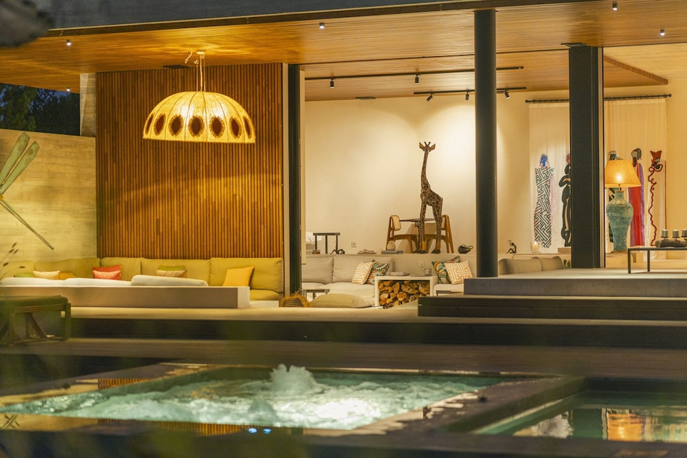 CL M Villa Retreat by Cadenzalux