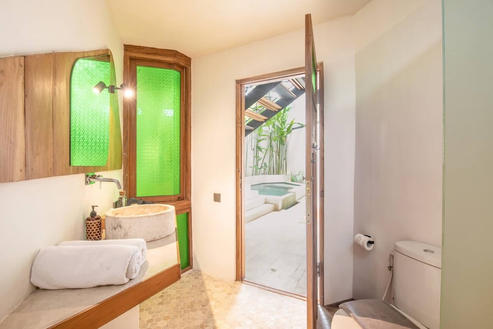 BA Villa 7 2BR Villa Art Dec Contemporary 2-br Art Deco Villa 800m to the Bea