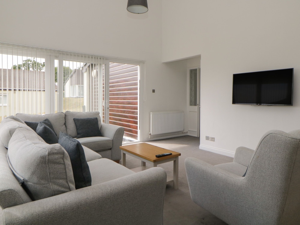 Harcombe House Bungalow 11