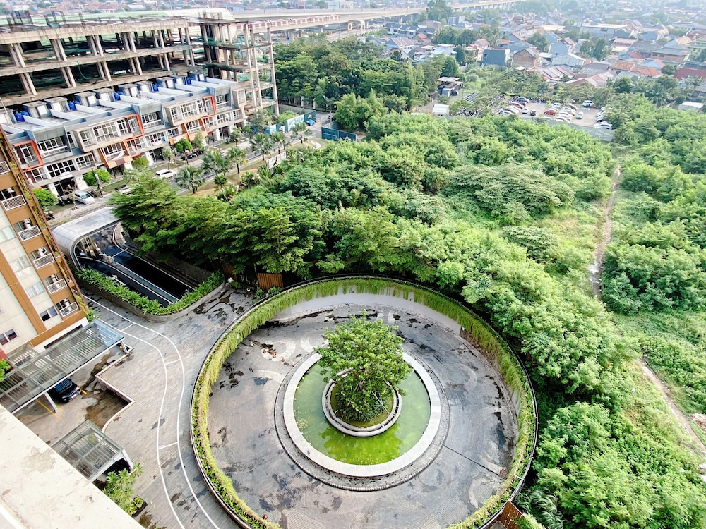 Homey and Minimalist Studio LRT City Jatibening Apartment