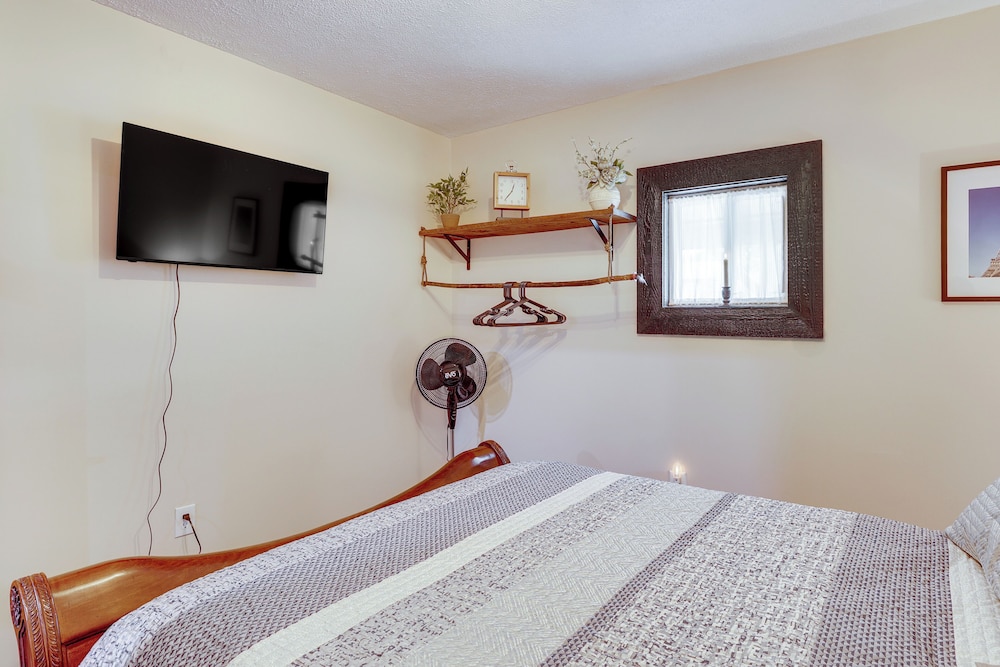 6 Mi to Main Street: Dog-friendly Home in Dover!