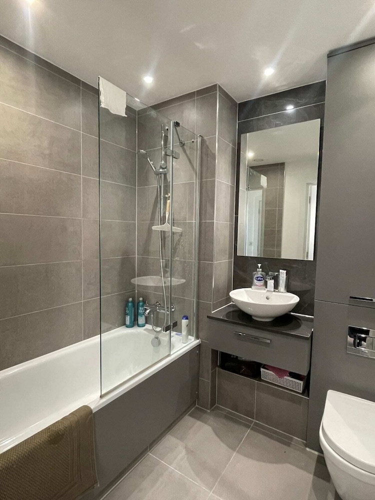 Bright & Modern 1BD Flat - Limehouse!