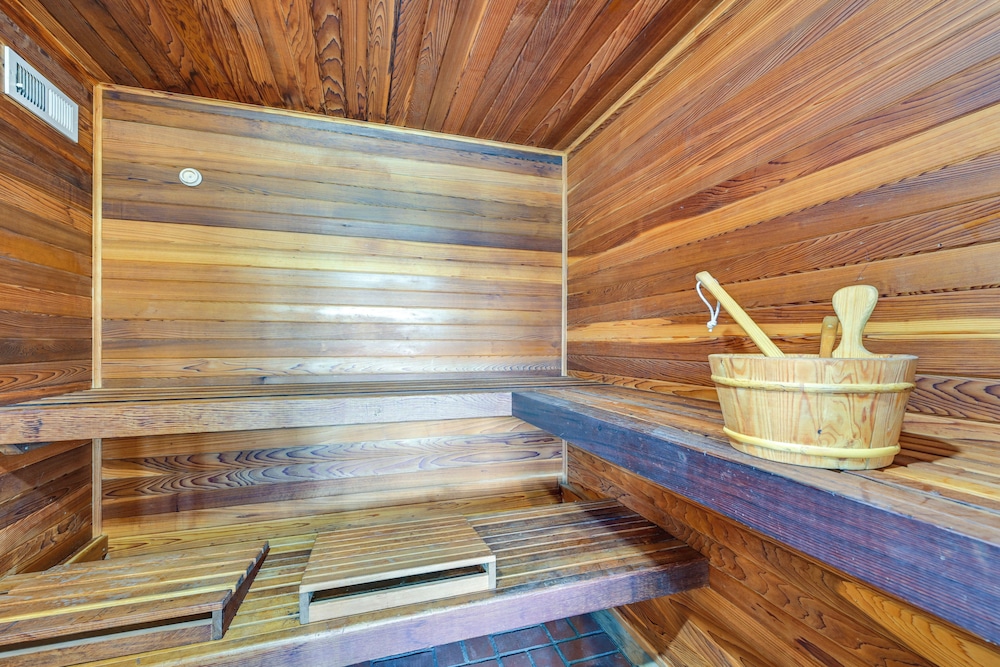 9 Mi to Spanaway Park: Home w/ Indoor Hot Tub