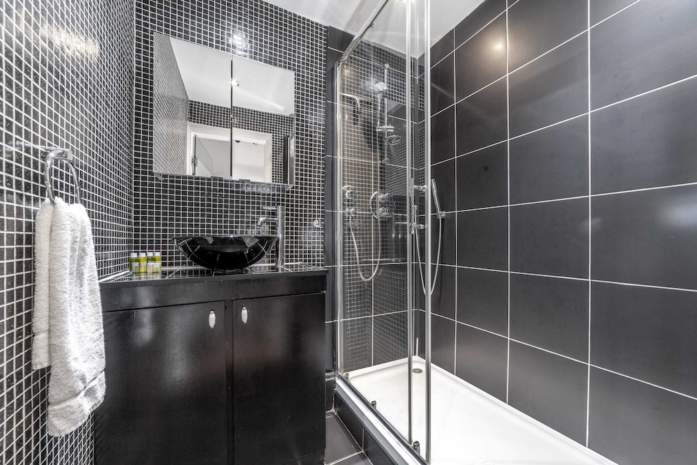 Stylish and Sleek Kensington Apartment