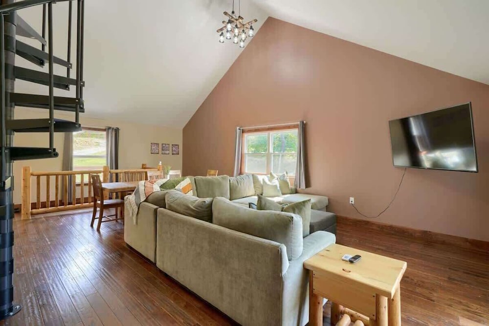 Tranquil Heights Cabin In Hocking Hills- HOT Tub!