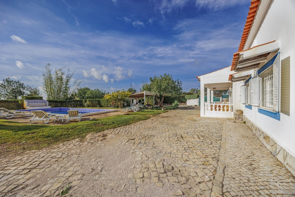 Muxima in Quelfes With 3 Bedrooms and 2 Bathrooms