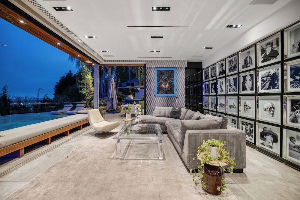 Villa Kaleida - Sleek Modern Sunset Villa With Eclectic Style & Infinity Pool