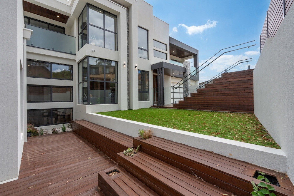 Spacious 5-bed Family Home in Giralang