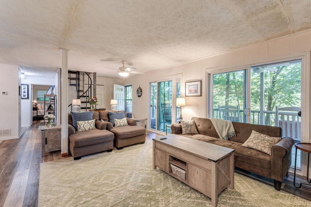 Hiwassee River Gem w/ Huge Decks: Great for Groups