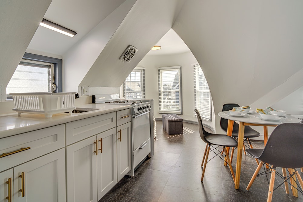 Steps to Beach: Couple's Retreat in Ocean City!