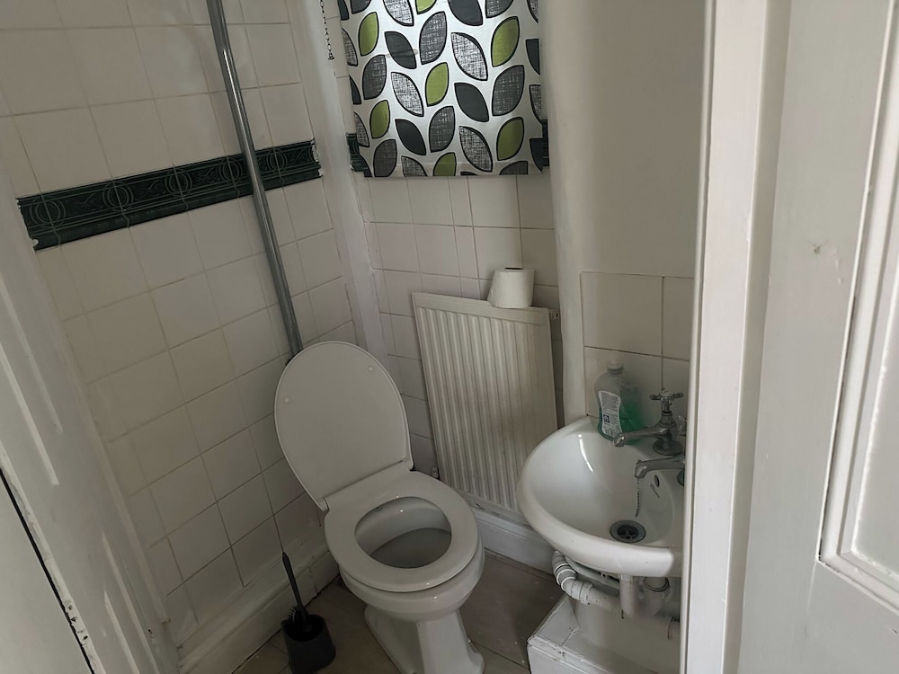 Spacious House- Parking, Garden & Central Location