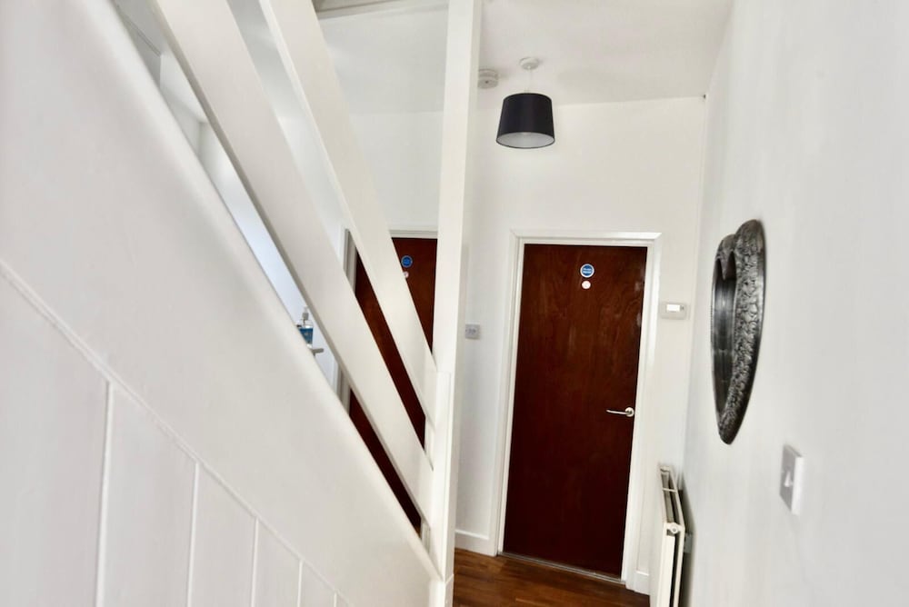 Cheer full 4 Bedroom House Train Station view 2