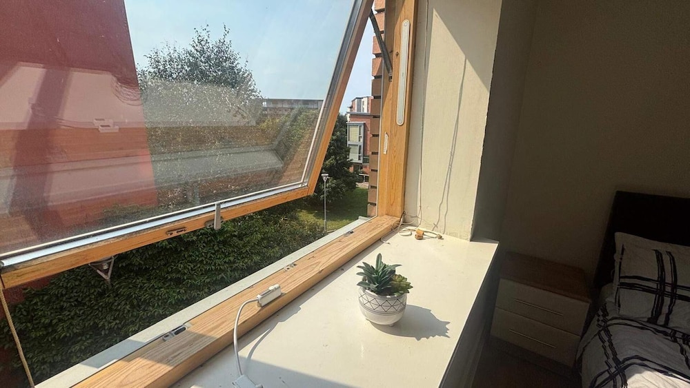 Central Dublin 2-bed Apartment -sleeps 5 & Parking