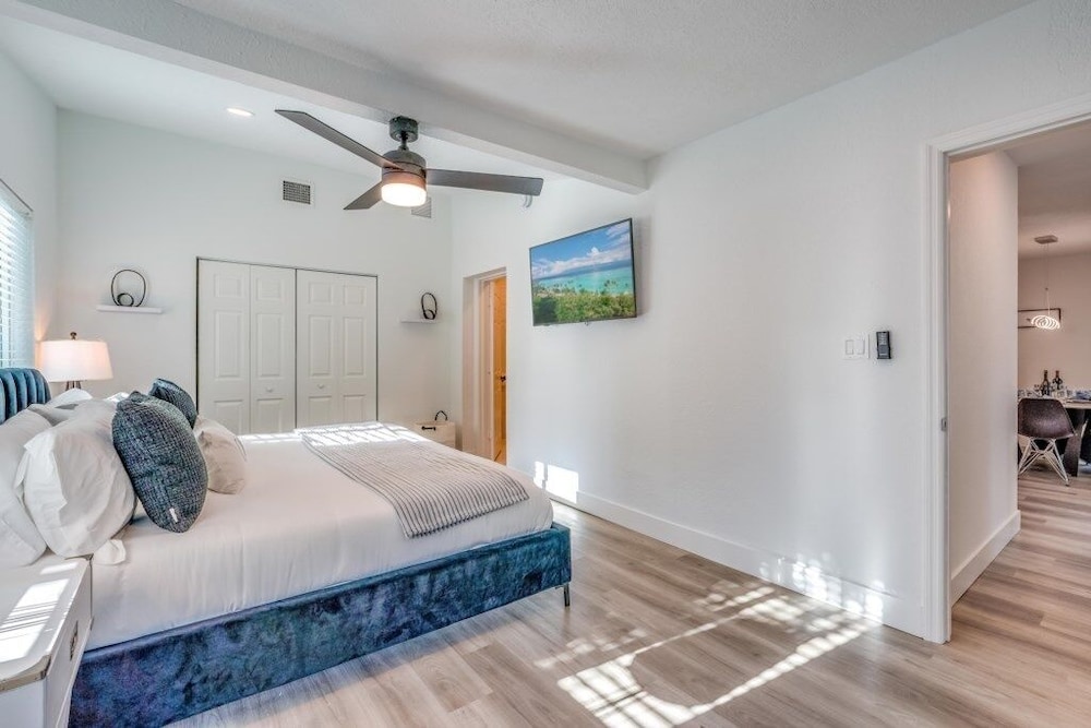 Friendly Fox Luxury Pool & Spa - Near Dt & Beach 4 Bedroom Home