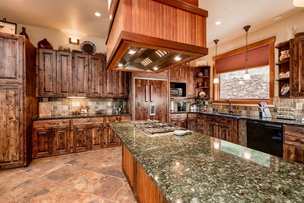 Elk Summit Vacation Home At Windcliff 5 Bedroom Home by RedAwning